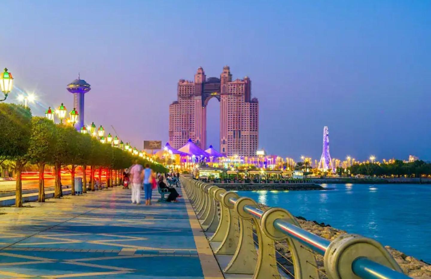 Corniche Street - For Males "Peaceful Bed Space" อาบูดาบี ภายนอก รูปภาพ