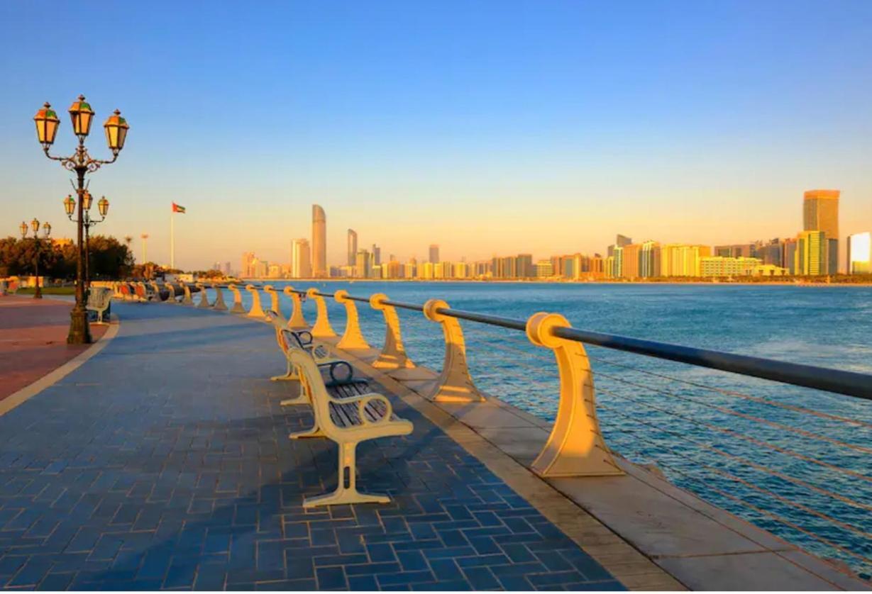 Corniche Street - For Males "Peaceful Bed Space" อาบูดาบี ภายนอก รูปภาพ