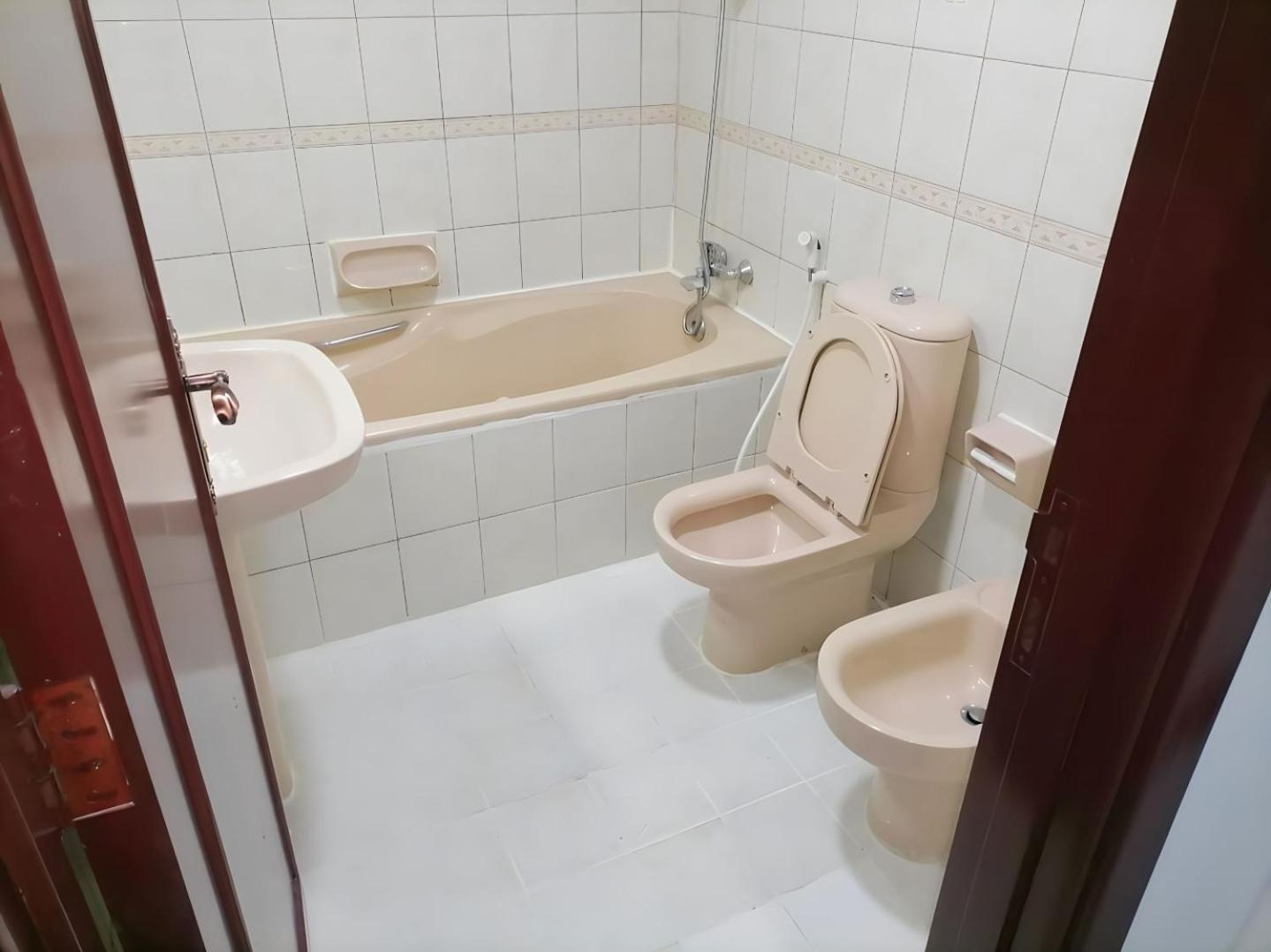 Corniche Street - For Males "Peaceful Bed Space" อาบูดาบี ภายนอก รูปภาพ