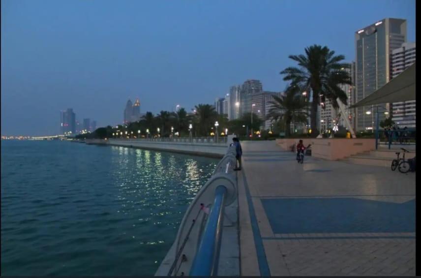 Corniche Street - For Males "Peaceful Bed Space" อาบูดาบี ภายนอก รูปภาพ